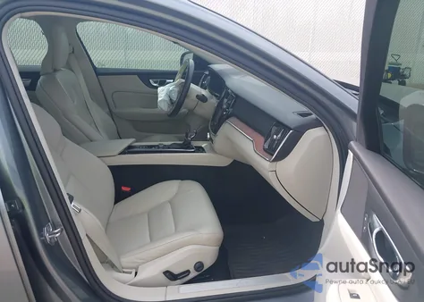 2021 Volvo S60 T5 Momentum z USA, uszkodzony, nr VIN 7JR102FZXMG112633